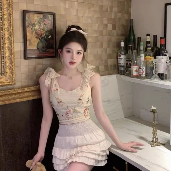 Adorable rabbit and first animals crop top with lace sleeve size medium - Picture 6 of 6